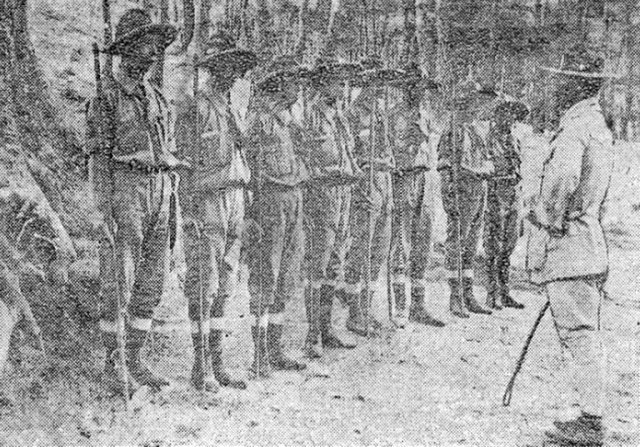 1922년 10월 5일 서울 종로구 중앙고등보통학교에서 열린 조선소년군 발대식에서 단복과 모자를 쓴 대원 8명이 조철호 선생(오른쪽)을 바라보며 도열했다. 한국스카우트연맹 제공