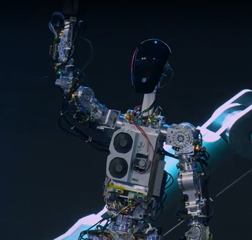 30일(현지 시간) 오후 미국 캘리포니아주 팰로앨토의 테슬라 사옥에서 열린 ‘인공지능(AI) 데이 2022’에서 테슬라가 공개한 로봇 ‘옵티머스’가 관객을 향해 손을 흔드는 동작을 하고 있다. 테슬라 유튜브 캡처