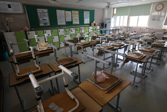 제11호 태풍 ‘힌남노’의 북상으로 수도권 일부 학교들이 학교장 재량으로 휴업 및 원격수업에 들어간 6일 오전 경기 화성시의 한 학교가 원격수업을 실시해 교실이 텅 빈 모습을 보이고 있다. 2022.9.6/뉴스1 ⓒ News1