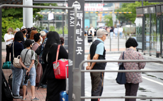 21일 서울 서초구 고속버스터미널 택시승강장에서 시민들이 택시를 기다리고 있다. 2022.7.21/뉴스1 ⓒ News1