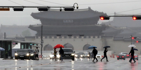 개천절 연휴 마지막 날인 3일 서울 광화문 인근에서 우산 쓴 시민들이 발걸음을 재촉하고 있다. 2022.10.3/뉴스1 ⓒ News1