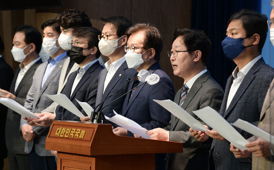 박범계 더불어민주당 윤석열 정권 정치탄압대책위원회 위원장이 3일 오전 서울 여의도 국회 소통관에서 가진 ‘감사원의 문재인 전 대통령 조사’와 관련한 기자회견에서 발언을 하고 있다. (공동취재) 2022.10.3/뉴스1 ⓒ News1