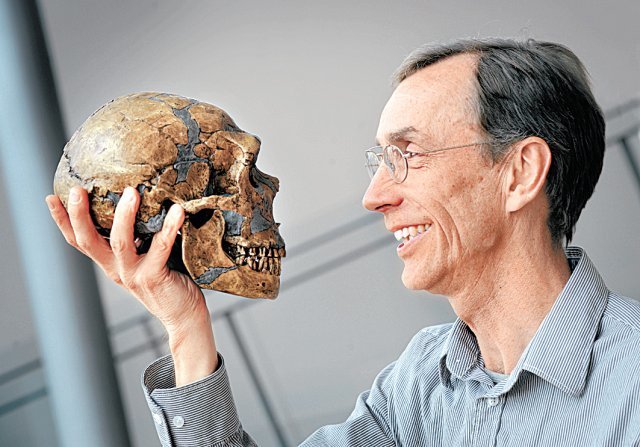 스반테 페보 독일 막스플랑크 진화인류학연구소장이 고대인의 해골을 들어 보이고 있다. 사진은 2020년 독일 라이프치히의 막스플랑크 연구소에서 찍은 것이다. AP 뉴시스