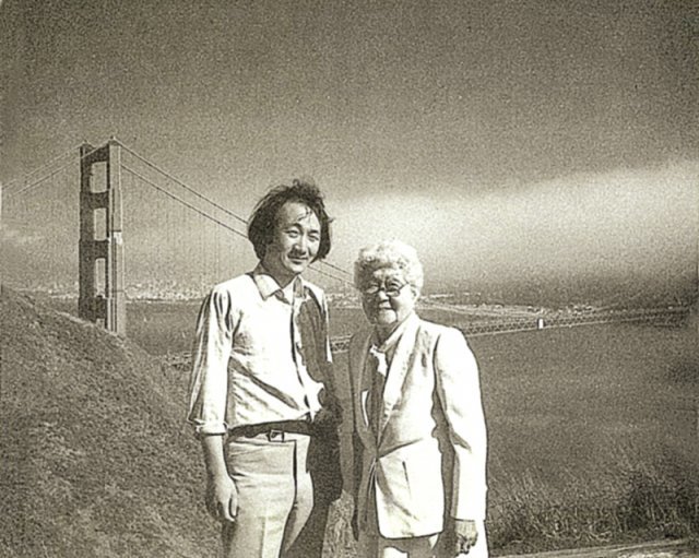 1987년 샌프란시스코에서 금문교를 배경으로 기념 촬영을 한 백남순(오른쪽)과 필자. 윤범모 관장 제공