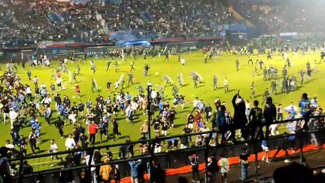 1일(현지시간) 인도네시아 동부 자바에서 축구 경기 중 관객 폭동이 일어나 최소 129명이 숨진 칸주루한 스타디움의 모습. 유튜브 ‘MILD SPORTS‘