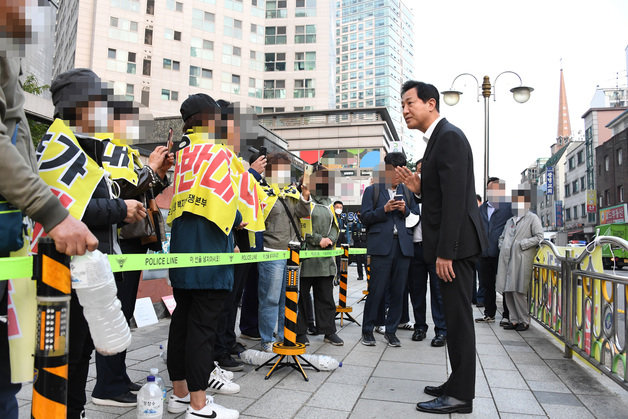 오세훈 서울시장이 지난달 30일 오전 6시쯤 출근길에 마포소각장 추가를 반대하는 마포구민들과 대화를 나누고 있다.