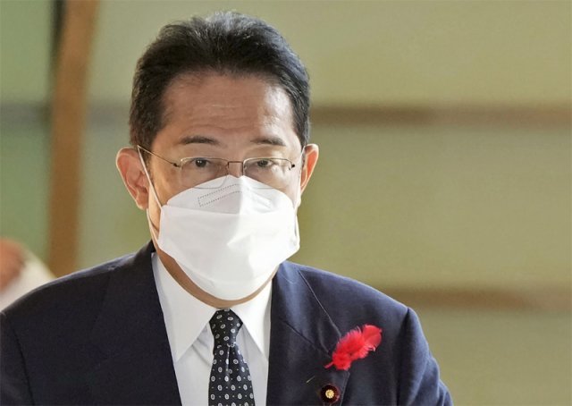 4일 오전 기시다 후미오 일본 총리가 집무실에 들어오고 있다. 도쿄=교도통신-AP/뉴시스
