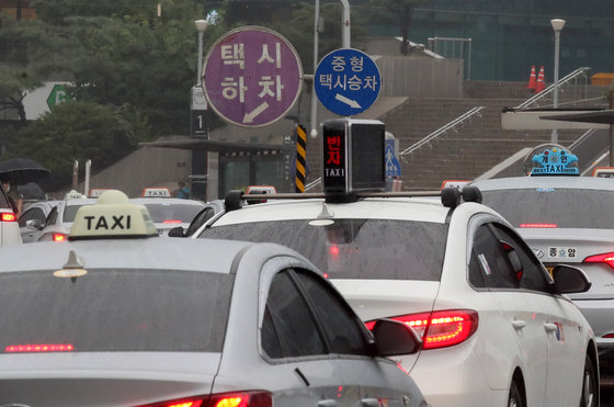 3일 서울 중구 서울역 택시승강장에서 시민들이 택시에 탑승하고 있다. 2022.10.3/뉴스1