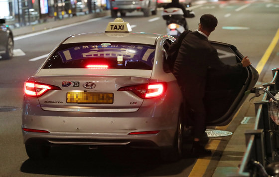 26일 저녁 서울 종각역 부근에서 한 시민이 택시를 이용하고 있다. 2022.4.26/뉴스1