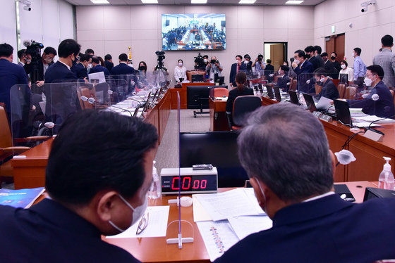 4일 국회 외교통일위원회의 외교부 국정감사가 정회되자 의원들이 자리에서 일어나고 있다. 사진공동취재단