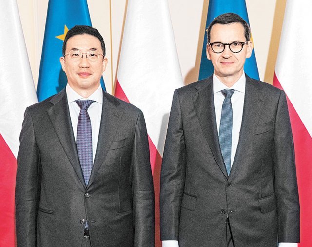 3일(현지 시간) 구광모 ㈜LG 대표(왼쪽)가 폴란드 바르샤바에서 마테우시 모라비에츠키 총리와 회동하면서 기념사진을 찍고 있다. 구 대표는 이 자리에서 ‘2030 부산 세계박람회(엑스포)’ 유치 지지를 요청했다. LG 제공