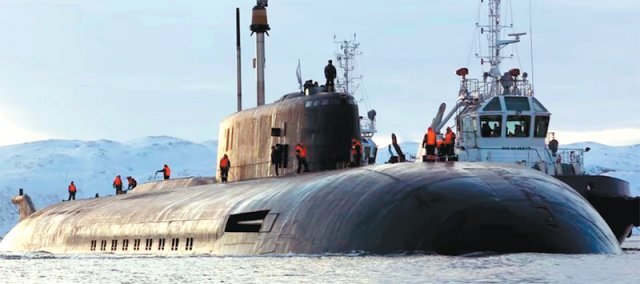 현존 세계 최대 러 핵잠수함…핵 어뢰 ‘포세이돈’ 탑재 길이 184m, 폭 18.2m에 달하는 현존 최대 핵잠수함인 
러시아의 ‘벨고로트’가 운항하고 있는 모습. 이 잠수함은 방사능 쓰나미를 일으킬 수 있어 ‘종말의 날’로 불리는 핵 어뢰 
‘포세이돈’을 6∼8기 탑재할 수 있다. 러시아 방송 화면 캡처