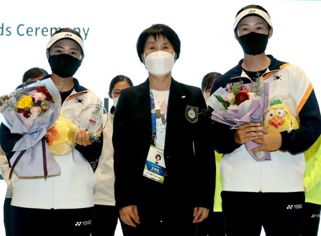 지난달 19일 인천 송도 라마다호텔에서 열린 코리아컵 시상식에서 금메달을 받아든 이민선(왼쪽)-이정운. 대한소프트테니스협회 제공