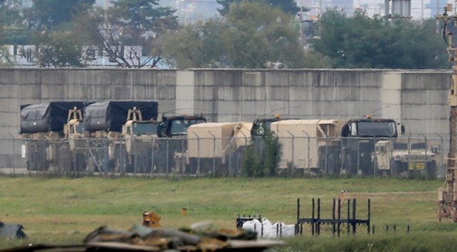 4일 경기 평택시 주한미군 오산공군기지에서 사드 성능개량과 관련한 장비들이 대기하고 있다. 뉴스1