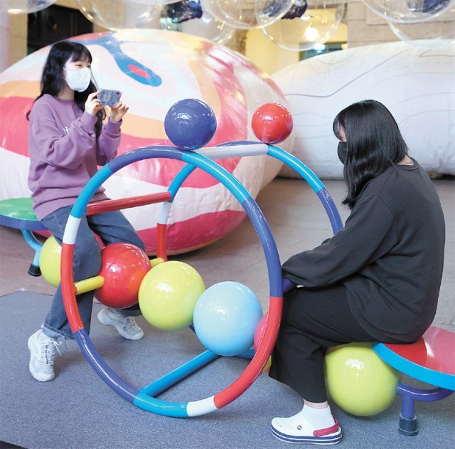 ‘공공디자인 페스티벌 2022’ 개막을 하루 앞둔 4일, 서울 중구 문화역서울284에서 전시 관계자들이 시소 전시물 ‘동글동글동글’을 타고 있다. ‘서로서로놀이터’라고 불리는 이 공간은 함께 노는 즐거움을 맛보게 했다. 뉴스1