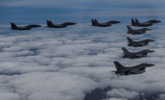 4일 북한의 중거리탄도미사일(IRBM) 발사 대응 차원에서 우리 군 F-15K 전투기 4대(위쪽)와 미군 F-16 전투기 4대가 연합 공격편대군 비행을 하고 있다. 합동참모본부 제공