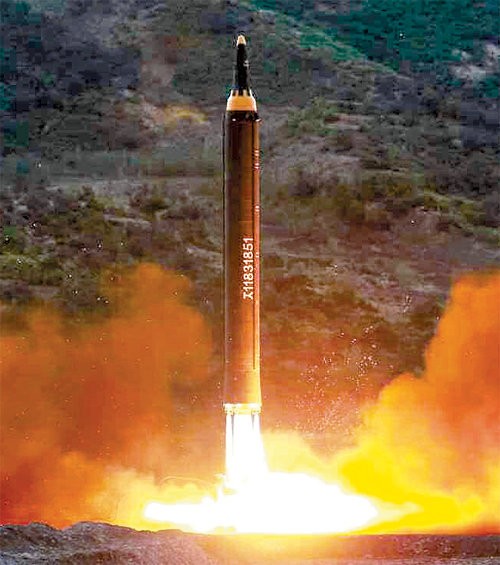 2017년 5월 14일 평안북도 구성시 인근에서 중거리탄도미사일(IRBM) ‘화성-12형’이 발사되는 모습. 사진 출처 노동신문