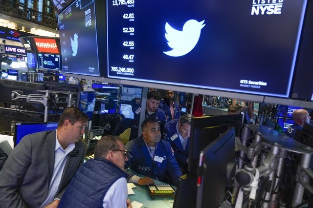 4일(현지시간) 일론 머스크 테슬라 최고경영자(CEO)가 원안대로 트위터 인수를 진행하겠다고 밝히면서 트위터 매수주문 폭주로 장중 거래가 한때 중단되기도 했다. 이날 트위터는 22% 이상 폭등하며 장을 마쳤다.  뉴욕=AP뉴시스