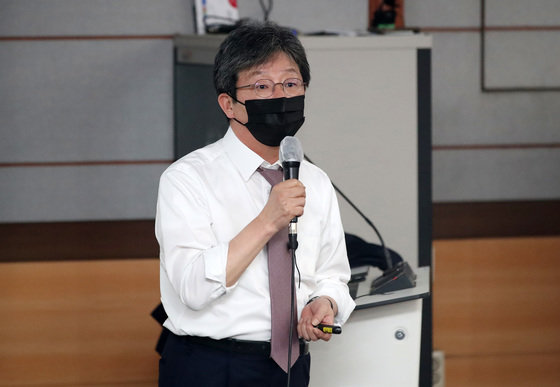 유승민 전 국민의힘 의원이 지난 9월 29일 오전 대구 북구 경북대학교 경상대 합동강의실에서 ‘무능한 정치를 바꾸려면’이라는 주제로 특강을 하고 있다. 뉴스1