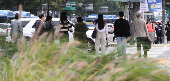 비가 그친 뒤 쌀쌀한 날씨를 보인 4일 오전 서울 광화문네거리 인근에서 시민들이 출근길 발걸음을 재촉하고 있다. 2022.10.4/뉴스1 ⓒ News1