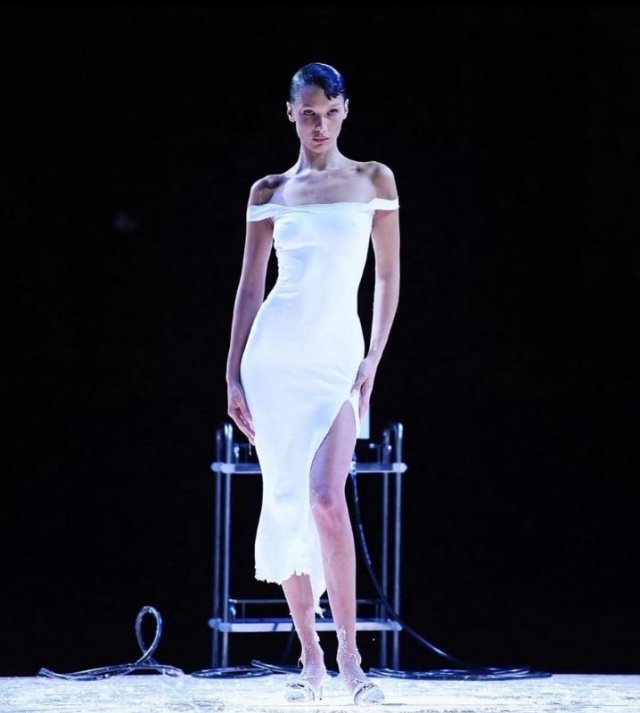 스프레이 드레스를 입은 모델 벨라 하디드. 사진=코페르니 인스타그램 캡처