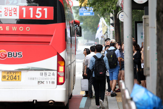 경기도와 서울간 고속화도로를 지나는 직행좌석형 좌석버스(빨간색 G버스) 16/뉴스1
