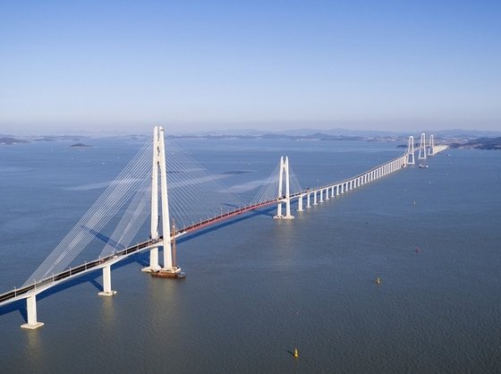 신안군 압해도와 중부권 주요 5개 섬(자은, 암태, 팔금, 안좌, 자라)을 연결하는 천사대교.(신안군 제공) ⓒ News1