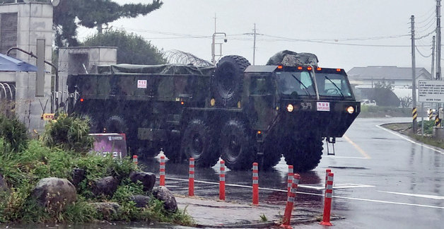 한미 양국 군이 북한의 중거리탄도미사일(IRBM) 도발에 따른 대응사격으로 발사한 ‘현무-Ⅱ’ 탄도미사일 1발이 비정상 비행 후 낙탄한 가운데 5일 탄이 떨어진 강원 강릉의 부대에서 폭발물이 적힌 팻말이 붙은 차량이 나오고 있다. 2022.10.5/뉴스1 ⓒ News1