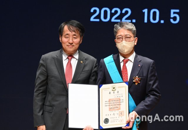 금탑산업훈장을 수상한 이상규 LG전자 한국영업본부장 사장(오른쪽)이 기념사진을 촬영하고 있다.