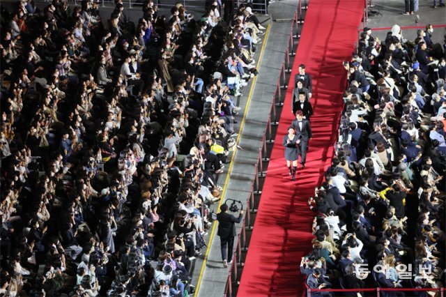 부산 국제영화제개막식이 열린 5일 부산 해운대 영화의전당에 레드카펫을 따라 아시아영화인상을 수상한 홍콩 스타 양조위가 입장하고 있다. 박경모 기자 momo@donga.com
