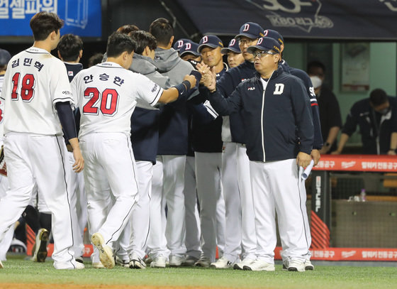 5일 오후 서울 송파구 잠실야구장에서 열린 프로야구 ‘2022 신한은행 SOL KBO리그’ SSG 랜더스와 두산 베어스의 경기에서 김태형 두산 감독이 SSG를 상대로 5대 2 승리를 거둔 두산 선수들을 격려하고 있다. 2022.10.5 뉴스1