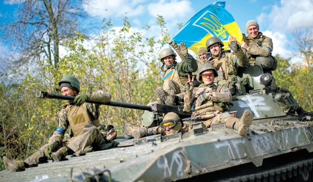 승리의 ‘V’자 그리는 우크라 군인들 러시아가 불법 병합을 선언한 돈바스 지역 도네츠크주의 리만을 탈환한 우크라이나 
병사들이 4일 동부 하르키우주 이줌에서 리만으로 향하는 도로에서 우크라이나 국기를 휘두르며 장갑차로 이동하고 있다. 우크라이나군은
 이날 남부 요충지 헤르손주 여러 마을을 잇달아 탈환했다고 밝혔다. 하르키우=AP 뉴시스