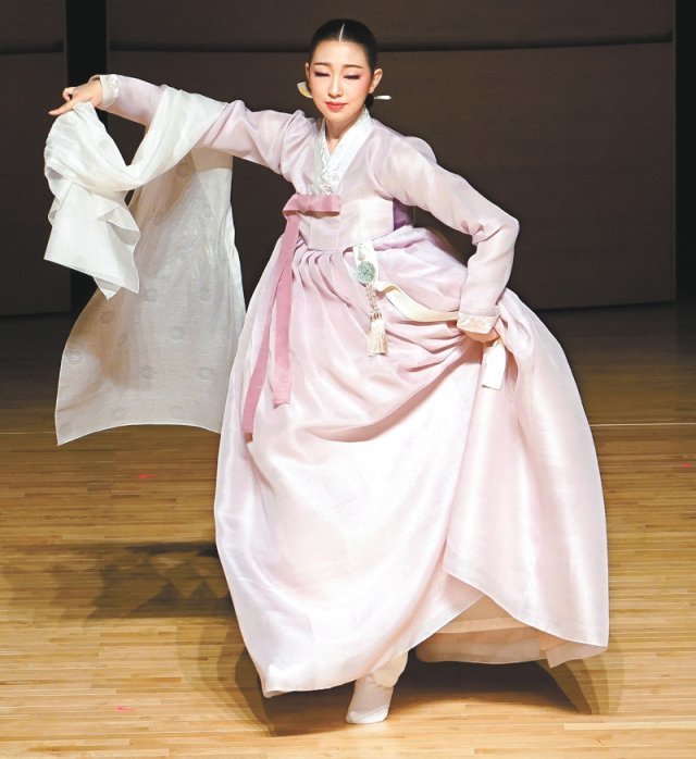 이매방류 살풀이춤을 춘 이수림 씨(왼쪽 사진)가 발뒤꿈치를 들고 걸음을 딛는 ‘까치걸음’ 동작을 추고 있다. 국립국악원 제공
