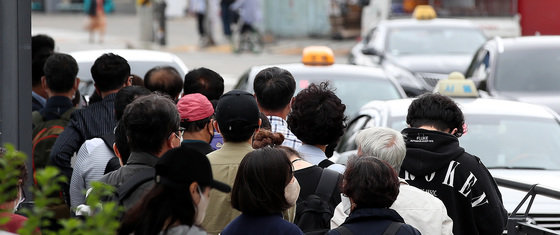 서울 중구 서울역 택시승강장에서 택시를 기다리는 시민들. 뉴스1