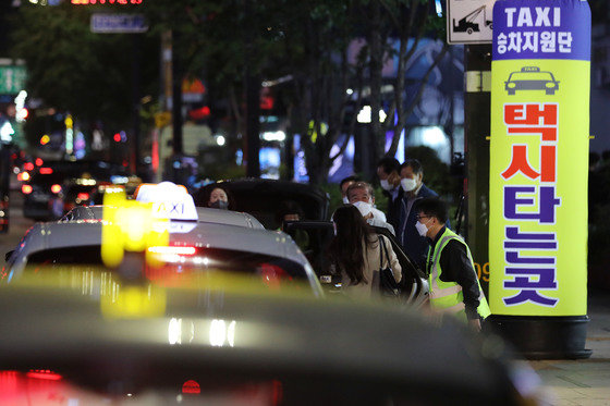 서울 서초구 강남역 인근에서 지난 5월12일 승차지원단이 택시 임시승차대를 설치하고 시민들의 택시 탑승을 돕고 있다. 뉴스1