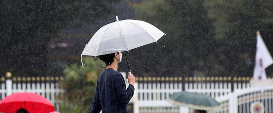 서울 광화문 인근에서 우산 쓴 시민들이 발걸음을 재촉하고 있다. 2022.10.3 뉴스1