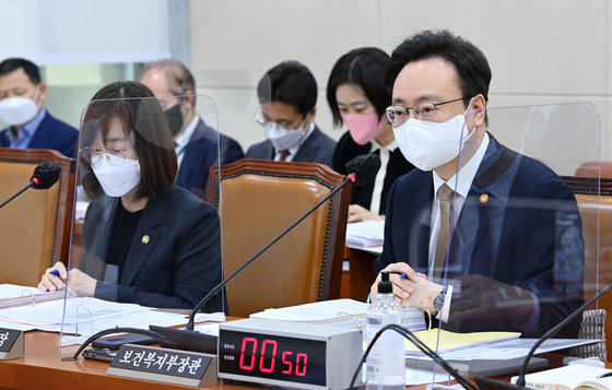 조규홍 보건복지부 장관이 6일 국회 보건복지위원회에서 열린 보건복지부·질병관리청에 대한 국정감사에서 답변하고 있다. 왼쪽은 백경란 질병관리청장. 사진공동취재단