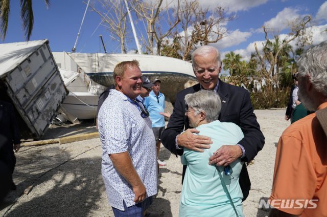 [포트마이어스비치=AP/뉴시스] 조 바이든 미국 대통령이 5일(현지시간) 허리케인 ‘이언’ 피해 지역인 플로리다주 포트마이어스 비치를 방문해 피해 주민들과 얘기를 나누고 있다. 2022.10.06.