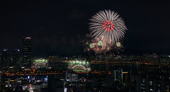 서울 여의도 한강공원 일대에서 열린 ‘2019 서울세계불꽃축제’에서 화려한 불꽃들이 밤하늘을 수놓고 있다. 2019.10.5/뉴스1 ⓒ News1