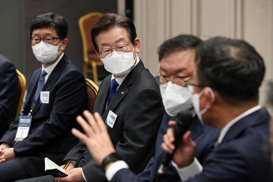 이재명 더불어민주당 대표(왼쪽 두 번째)가 6일 오전 서울 강남구 코엑스에서 열린 ‘대한민국 전략산업 반도체 기업 간담회’에 참석해 기업인들의 발언을 듣고 있다. 2022.10.6/뉴스1 ⓒ News1