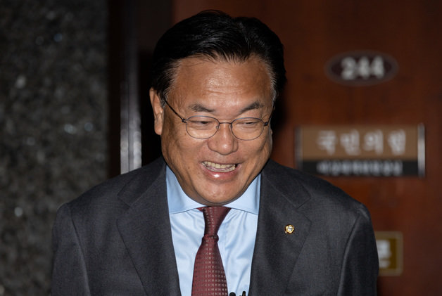 정진석 국민의힘 비상대책위원장이 6일 오후 서울 여의도 국회에서 직무집행 효력 인정 결정에 대한 입장을 말하는 도중 미소를 짓고 있다. ⓒ News1