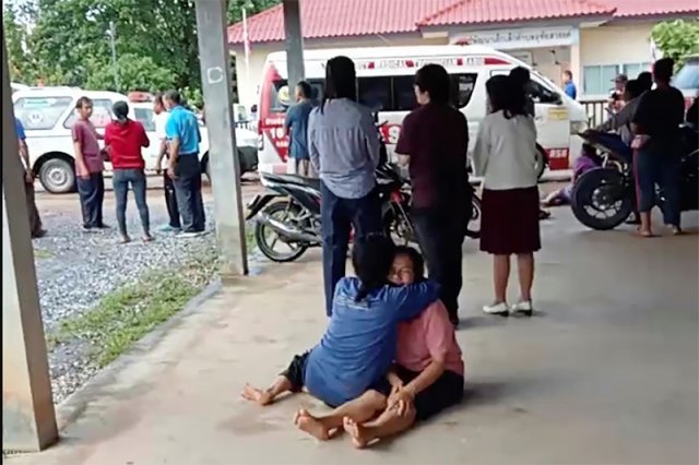 슬픔에 잠겨… 6일 총기 난사 사건이 발생한 태국 북동부 농부아람푸주의 어린이집 앞에서 유족으로 보이는 두 여성이 
껴안은 채 울고 있다. 이날 전직 경찰관이 어린이집 안팎에서 총기를 무차별 난사해 어린이 24명을 포함해 최소 38명이 숨졌다. 
농부아람푸=AP 뉴시스