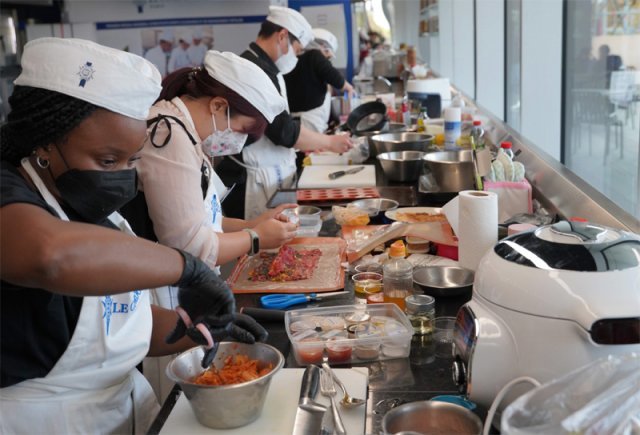 5일(현지 시간) 프랑스 파리에 있는 127년 역사의 요리 명문 학교 르코르동블뢰에서 열린 ‘김치 응용 요리대회’ 결승전에 오른 참가자 10명이 포기김치 맛김치 백김치 등을 활용한 김치 요리를 만들고 있다. 아마협회 제공