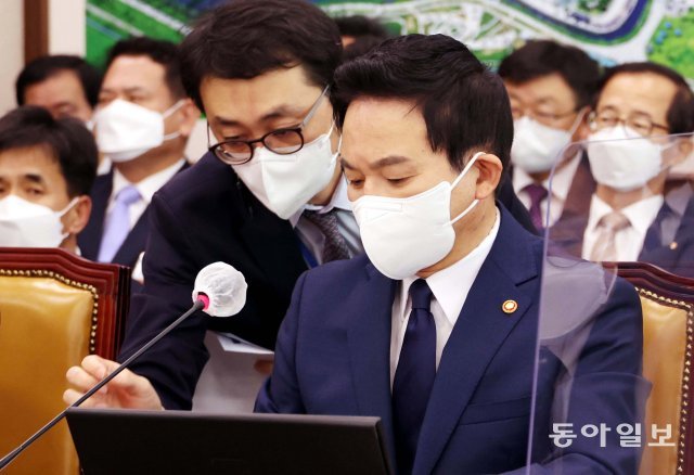 6일 국회에서 열린 국토교통부 국정감사에서  원희룡 장관이 직원과 자료를 살펴보고 있다. 원대연 기자 yeon72@donga.com