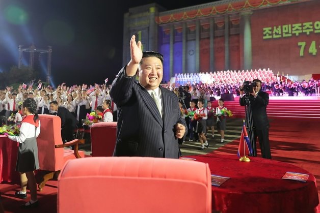 북한 노동당 기관지 노동신문은 9일 전날 밤 평양에서 “공화국창건 74돐(돌) 경축행사가 대성황리에 진행됐다“라고 보도했다. 행사에는 김정은 당 총비서와 여러 간부들이 참석했다. (평양 노동신문=뉴스1)