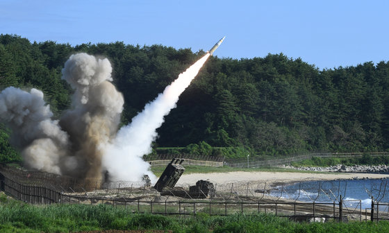 한국과 미국의 미사일 부대가 2017년 7월 5일 북한의 대륙간탄도미사일(ICBM) 시험 발사에 대응해 동해안에서 한국군의 현무-2와 미 8군의 ATACMS(에이태킴스) 지대지미사일을 발사하고 있다. (합동참모본부 제공) 2017.7.5/뉴스1