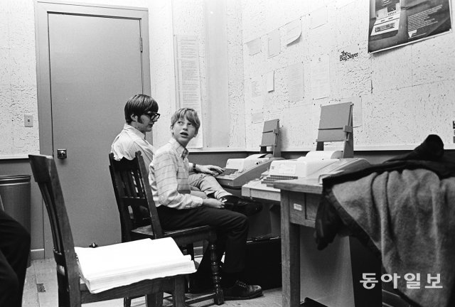 1970년 레이크사이드스쿨에서 함께 있는 폴 앨런(왼쪽)과 빌 게이츠(오른쪽)