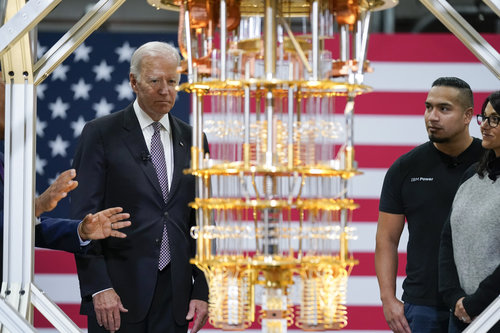 조 바이든 미국 대통령(왼쪽)이 6일(현지 시간) 뉴욕주 포킵 IBM연구센터를 방문해 양자컴퓨터 시설을 살펴보고 있다.