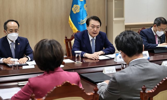 윤석열 대통령이 7일 서울 용산 대통령실 청사 확대회의실에서 제10차 비상경제민생회의를 주재하고 있다. 2022.10.7. 양회성기자 yohan@donga.com