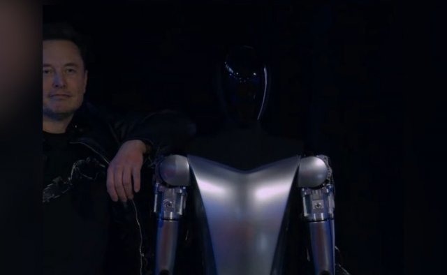 일론 머스크 테슬라 최고경영자가 ‘인공지능(AI) 데이 2022’ 행사에서 인간형 로봇 ‘옵티머스’를 소개하고 있다. 테슬라 유튜브 영상 캡쳐
